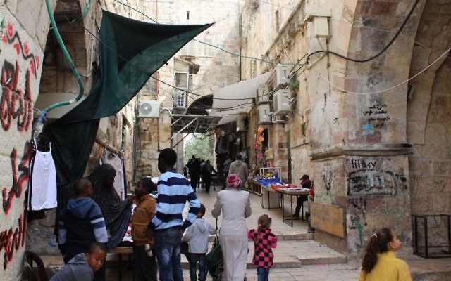 Le quartier africain de la Vieille Ville, avec la porte Bab al-Nazer‎du, la porte du Conseil, qui permet l'accès au mont du Temple. (Crédit : Ilan Ben Zion/Times of Israël)