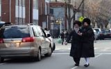 Illustration de Juifs ultra-orthodoxes dans le quartier de Williamsburg à Brooklyn (Crédit : Gedalya Gottdenger/Creative commons/JTA)