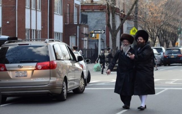 Illustration de Juifs ultra-orthodoxes dans le quartier de Williamsburg à Brooklyn (Crédit : Gedalya Gottdenger/Creative commons/JTA)
