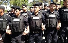 Illustration de policiers palestiniens à Ramallah. (Crédit : Elhanan Miller/Times of Israel)