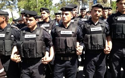 Illustration de policiers palestiniens à Ramallah. (Crédit : Elhanan Miller/Times of Israel)