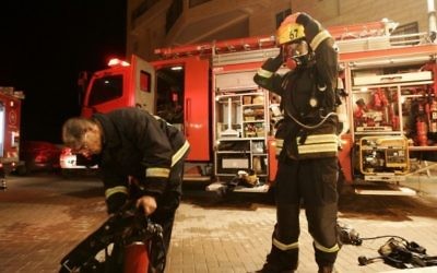 Illustration de pompiers israéliens (Crédit : Kobi Gideon/Flash 90)