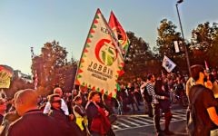 Une manifestation du parti hongrois d'extrême-droite Jobbik à Budapest, le 23 octobre 2012 (Crédit : CC BY Orlovic/Wikimedia Commons)