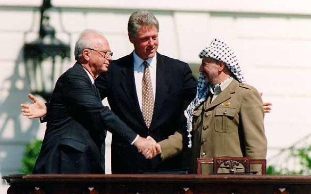 La poignée de main entre Yitzhak Rabin et Yasser Arafat, accompagnés de Bill Clinton, après la signature des Accords d'Oslo, le 13 septembre 1993. (Crédit : Vince Musi/The White House/Wikimedia commons) La poignée de main entre Yitzhak Rabin et Yasser Arafat, accompagnés de Bill Clinton, après la signature des Accords d'Oslo, le 13 septembre 1993. (Crédit : Vince Musi/The White House/Wikimedia commons)