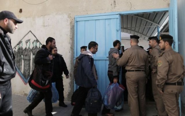 Le Hamas libère des prisonniers du Fatah pour montrer sa bonne volonté (Crédit : Wissam Nassar/Flash 90) Le Hamas libère des prisonniers du Fatah pour montrer sa bonne volonté (Crédit : Wissam Nassar/Flash 90)
