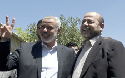 Le Premier ministre Hamas Ismail Haniyeh (à gauche) et Mussa Abu Marzuk (Crédit : Mahmud Hams/AFP)