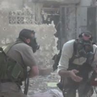 Des rebelles syriens portent des masques à gaz contre une attaque chimique, en 2013 (Crédit : capture d'écran Youtube/MrMrAsi)