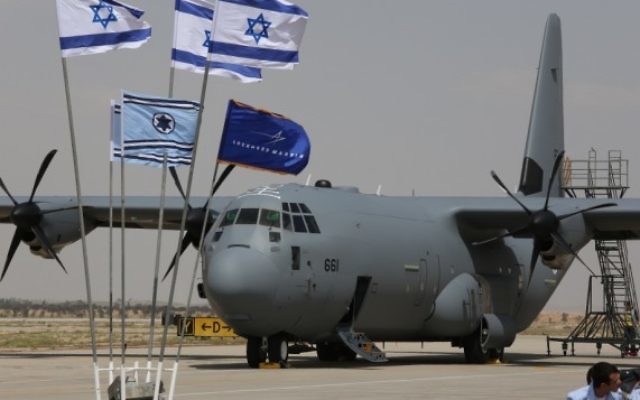 Le premier d'une flotte de trois appareils C-130J est arrivé à la base aérienne de Nevatim dans le sud d'Israël mardi 8 avril (Crédit : autorisation de Diego Mitelberg)