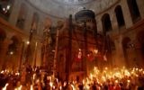 Le samedi des Lumières à l'Eglise du Saint Sépulcre de Jérusalem (Crédit : Gali Tibbon/AFP)