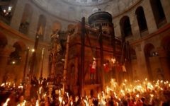 Le samedi des Lumières à l'Eglise du Saint Sépulcre de Jérusalem (Crédit : Gali Tibbon/AFP)