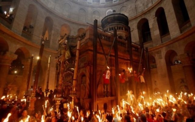 Le samedi des Lumières à l'Eglise du Saint Sépulcre de Jérusalem (Crédit : Gali Tibbon/AFP)