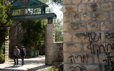 Les graffitis découverts mardi matin : "Marie est une vache", "L'Amérique (est) l'Allemagne nazie", "le prix à payer" ont été inscrits en hébreu (Crédit : AFP/Menahem Kahana)