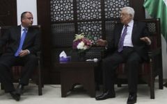 Mahmoud Abbas à Ramallah (à droite) et le député israélien Hilik Bar (Crédit : Issam Rinawi/Flash 90)