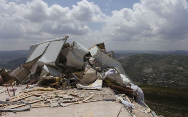 Des structures illégales démolies par les forces de sécurité dans l'implantation d'Yitzhar, en Cisjordanie, en avril 2014. (Crédit Flash 90) Des structures illégales démolies par les forces de sécurité dans l'implantation d'Yitzhar, en Cisjordanie, en avril 2014. (Crédit Flash 90)