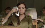 Nelly Tagar dans Zero Motivation, un film sur l'armée israélienne réalisée par Talya Lavie (Crédit : autorisation Match Factory).