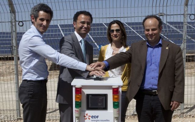 De droite à gauche : Eytan Parnas, directeur général de l’association des entreprises des énergies vertes, Orit Farkash-Hacohen, présidente de l’autorité de régulation de l’électricité, Ayalon Vaniche, directeur général d’EDF Israël et Zacharie Gross, premier conseiller à l’ambassade de France à Tel Aviv (Crédit : autorisation ambassade de France en Israël)