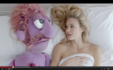 Bar Refaeli et son ami violet (Crédit : capture d'écran Youtube)