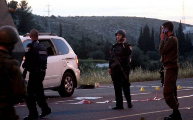 Scène du crime près de Hébron où est mort Baruch Mizrahi, le cadre du renseignement israélien (Crédit : Issam Rimawi/Flash 90) Scène du crime près de Hébron où est mort Baruch Mizrahi, le cadre du renseignement israélien (Crédit : Issam Rimawi/Flash 90)