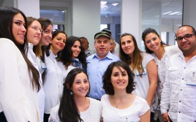 Natan Sharansky et l'équipe francophone du centre d'appel téléphonique (Crédit : autorisation de l'Agence juive)