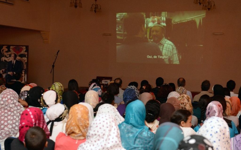 Des marocains à une projection d'un film du réalisateur franco-marocain Kamal Hachkar, sur les Juifs du Maroc "Tinghir Jerusalem les Echos du Mellah", à Tinghir - 21 avril 2014. (Crédit : FADEL SENNA/AFP) Des marocains à une projection d'un film du réalisateur franco-marocain Kamal Hachkar, sur les Juifs du Maroc "Tinghir Jerusalem les Echos du Mellah", à Tinghir - 21 avril 2014. (Crédit : FADEL SENNA/AFP)