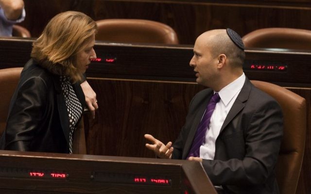 Tzipi Livni et Naftali Bennett à la Knesset - octobre 2013 (Crédit : Flash 90)