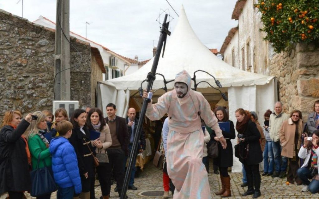 Un acteur dans les rues de Medelim au Portugal (Crédit : Beira Beixa TV via JTA)
