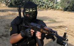 Un terroriste masqué du Jihad islamique (Crédit : Abed Rahim Khatib/Flash 90)