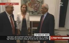 Yitzhak Molcho (gauche), Tzipi Livni et Saeb Erekat (Crédit : capture d'écran YouTube)