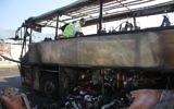Une équipe israélienne de secours examine les restes du bus en Bulgarie, juillet 2012 (Crédit : Dano Monkotovic/Flash90/JTA)