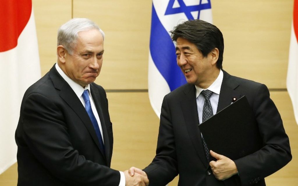Benjamin Netanyahu et Shinzo Abe - 12 mai 2014 (Crédit : Toru Hanai/POOL/AFP)
