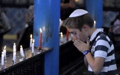 Un jeune garçon juif à la synagogue de la Ghriba (Crédit : Fethi Belaid/AFP)