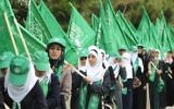 Des supporters palestiniens à un rassemblement du Hamas avant les élections au conseil étudiant de l'université de Bir Zeit, en 2014. (Crédit : Abbas Momani/AFP)