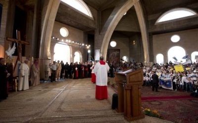 Le pape dans une église à Beitunia (Crédit : AFP)