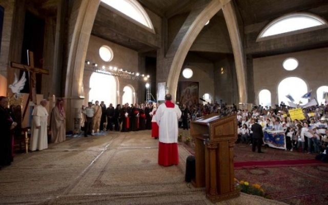 Le pape dans une église à Beitunia (Crédit : AFP)