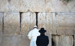 Le pape François prie au Mur occidental (Crédit : AFP)