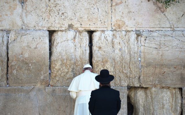 Le pape François prie au Mur occidental (Crédit : AFP)