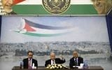 Illustration : Joseph Blatter, assis entre le prince Ali de Jordanie (à gauche) et Jibril Rajoub, à la tête de la Fédération palestinienne de football, en 2014. (Crédit : Abbas Momani/AFP)