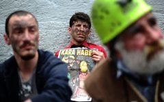 Des miniers dans la tragédie à Soma (Crédit : Ozan Kose/AFP)