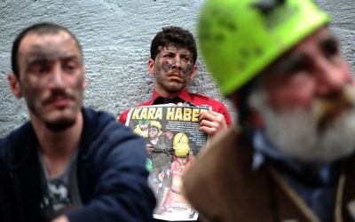 Des miniers dans la tragédie à Soma (Crédit : Ozan Kose/AFP)