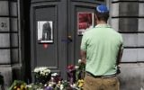 Un Juif rendant hommage aux victimes de la fusillade de Bruxelles (Crédit : Thierry Roge/BELGA/AFP)