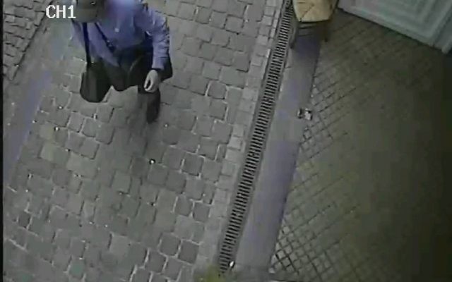 Capture d'écran montrant le tueur masqué muni de deux sacs à l'extérieur du Musée juif de Bruxelles (Crédit : AFP PHOTO BELGA / FEDERAL POLICE HAND OUT) Capture d'écran montrant le tueur masqué muni de deux sacs à l'extérieur du Musée juif de Bruxelles (Crédit : AFP PHOTO BELGA / FEDERAL POLICE HAND OUT)