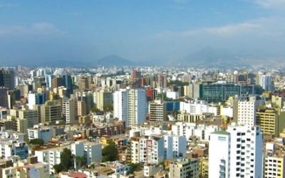 Vue dur Lima, Pérou (Crédit : CC BY SA Serious Cat, Flickr)