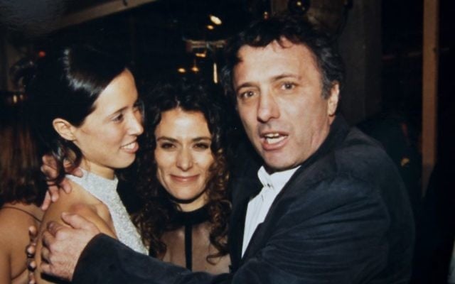 Assi Dayan avec sa femme Amalia et son ex-femme Vered Tandler Dayan en 1995 (Crédit : Moshe Shai/Flash 90) Assi Dayan avec sa femme Amalia et son ex-femme Vered Tandler Dayan en 1995 (Crédit : Moshe Shai/Flash 90)