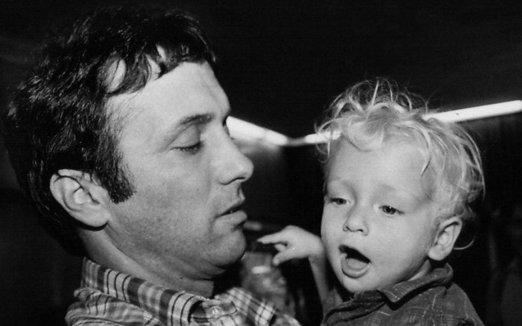 Assi Dayan et son fils Lior en 1985 (Crédit : Moshe Shai/Flash 90)