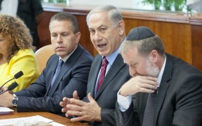 Benjamin Netanyahu (au centre), Gilad Erdan (à gauche) et Avichai Manderbilt (Crédit : Emil Salman/POOL/Flash 90)