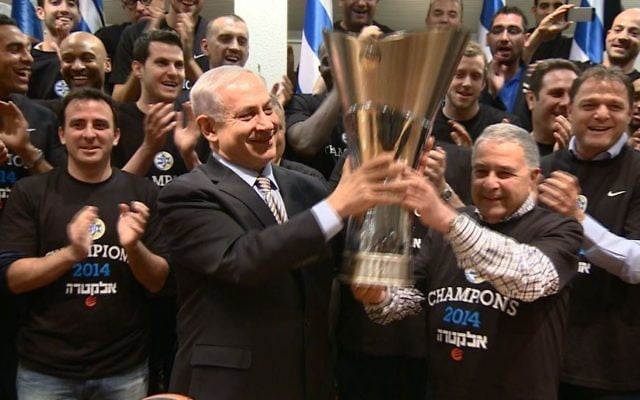 Benjamin Netanyahu entouré de l'équipe de basket du Maccabi Tel Aviv, championne de l'Euroligue (Crédit : Haim Zach/GPO/Flash 90)