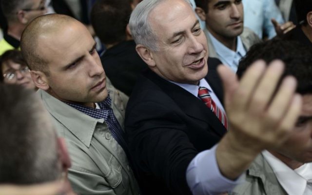 Benjamin Netanyahu, entouré de partisans du Likud, lors d'une conférence à Ganei Ha Taarucha à Tel Aviv - 7 mai 2014 (Crédit : Tomer Neuberg/Flash 90)