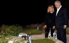 Benjamin Netanyahu et son épouse Sara devant la tombe de Yoni Netanyahu, le frère de Benjamin Netanyahu au mont Herzl (Crédit : Haim Zach/GPO/Flash90)