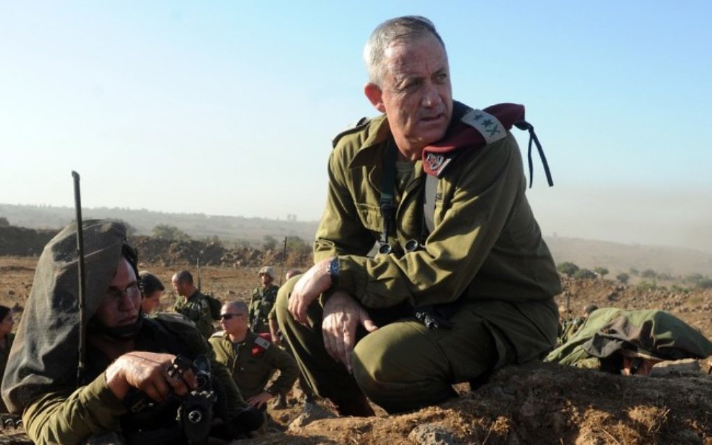 Le chef d'état-major de Tsahal, le lieutenant général Benny Gantz en action lors d'un exercice de tir réel pour les commandants de bataillons de l'armée israélienne se déroulant sur le Plateau du Golan, le 4 septembre 2012. (Shay Wagner/Armée israélienne/FLASH90) Le chef d'état-major de Tsahal, le lieutenant général Benny Gantz en action lors d'un exercice de tir réel pour les commandants de bataillons de l'armée israélienne se déroulant sur le Plateau du Golan, le 4 septembre 2012. (Shay Wagner/Armée israélienne/FLASH90)