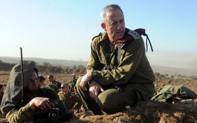 Le chef d'état-major de Tsahal, le lieutenant général Benny Gantz en action lors d'un exercice de tir réel pour les commandants de bataillons de l'armée israélienne se déroulant sur le Plateau du Golan, le 4 septembre 2012. (Shay Wagner/Armée israélienne/FLASH90)